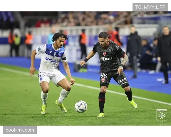 马赛球迷热议新赛季开局表现，球队战术调整引发广泛关注