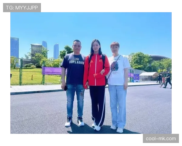 李冰洁泳池里冷若冰山，赛后街拍却随手把奢牌塞进手提袋